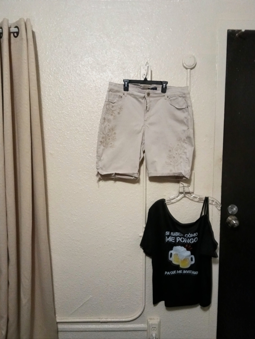 Bandolino Beige Embroidered Bermuda Shorts with Black Graphic T-shirt.
